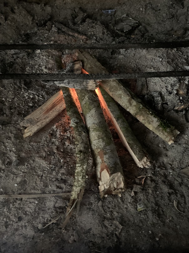 薪で火を起こして料理